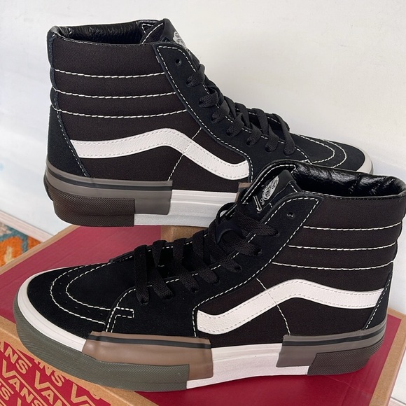 Vans WMNS Sk8-Hi Rearrange Utility Block Black
VN000CRMBLK
Sneakers - Picture 7 of 16